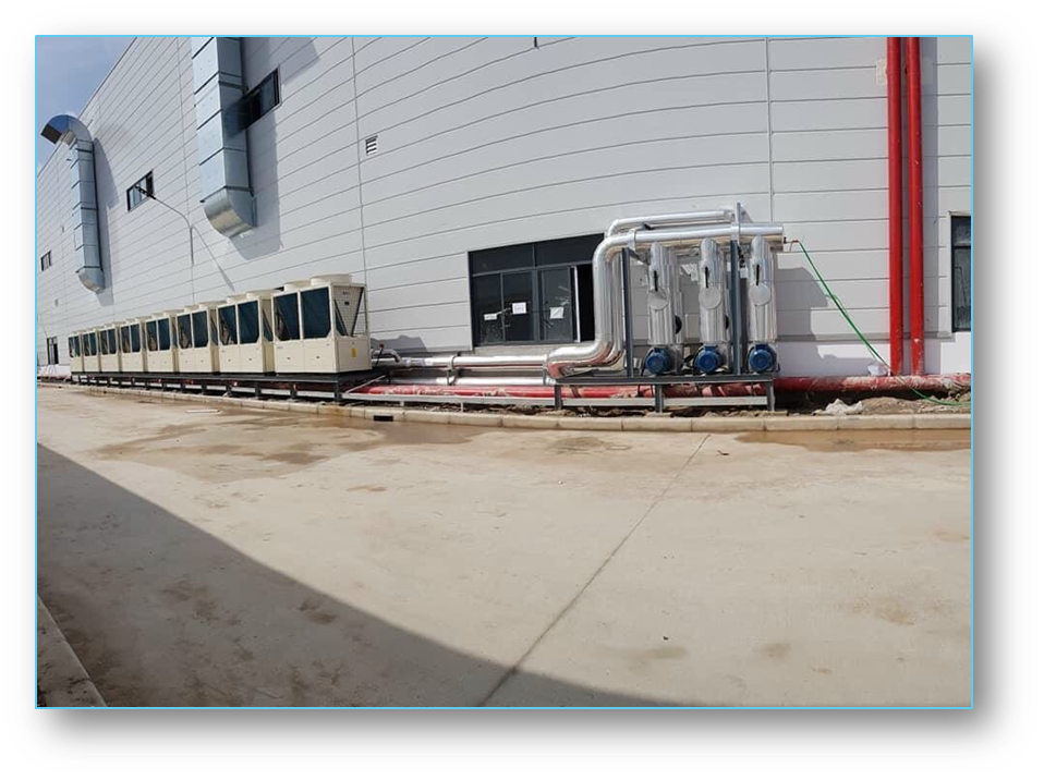 Hệ thống module Chiller giải nhiệt gió ngoài nhà xưởng với đường ống bọc nhôm bảo ôn và trạm bơm
