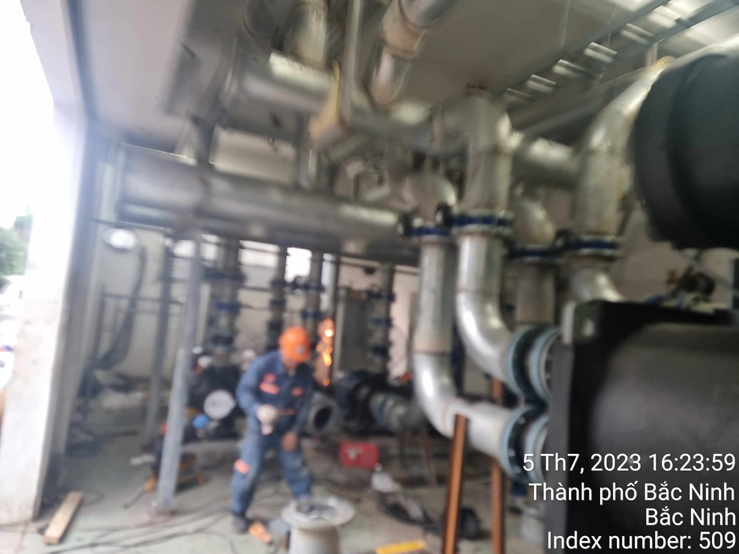 Lắp đặt cụm van bướm tay gạt, khớp nối mềm cao su chống rung cho trạm bơm Chiller