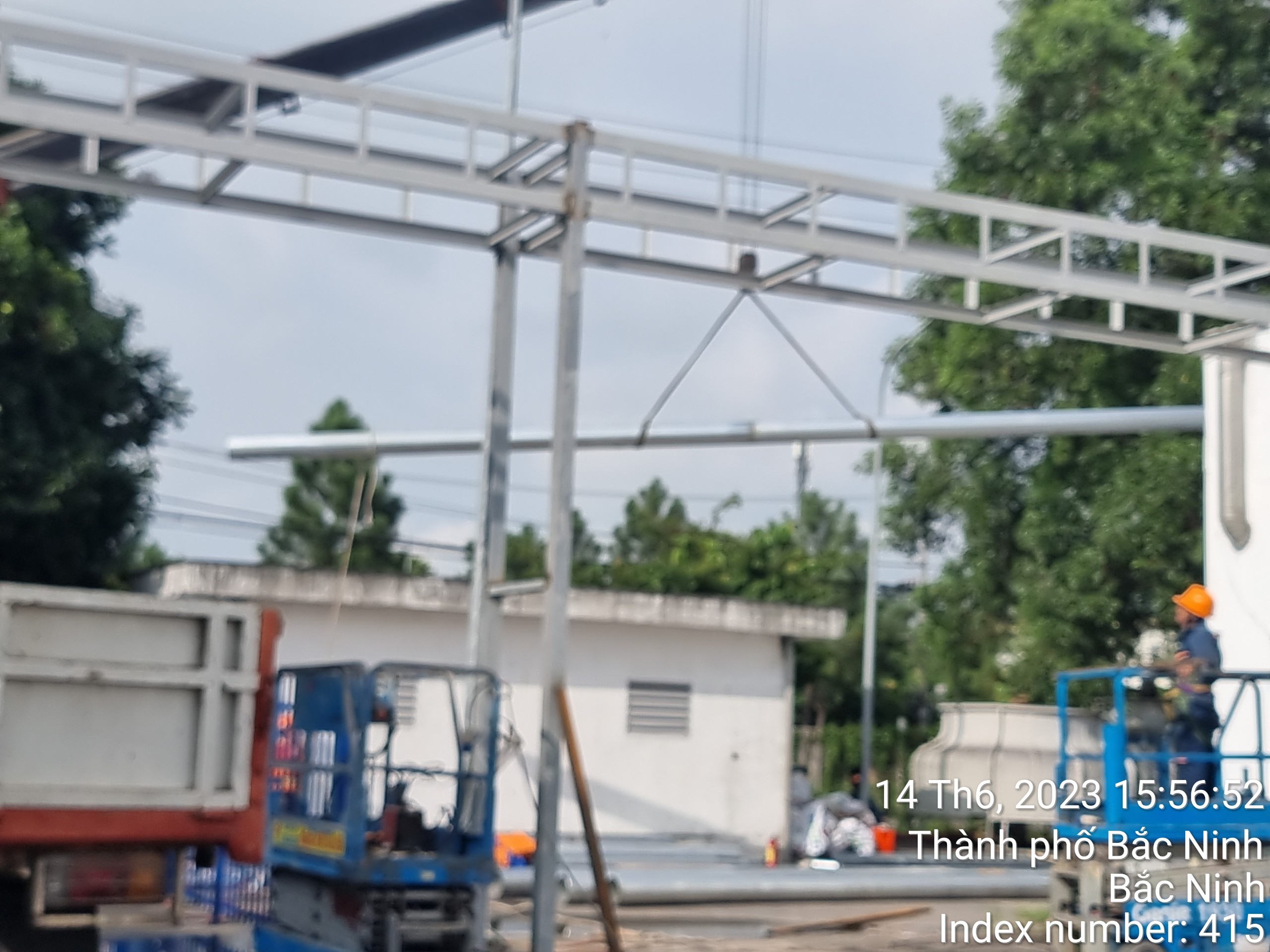 Thi công bọc bảo ôn cách nhiệt cao su lưu hóa Superlon cho đường ống nước lạnh Chiller