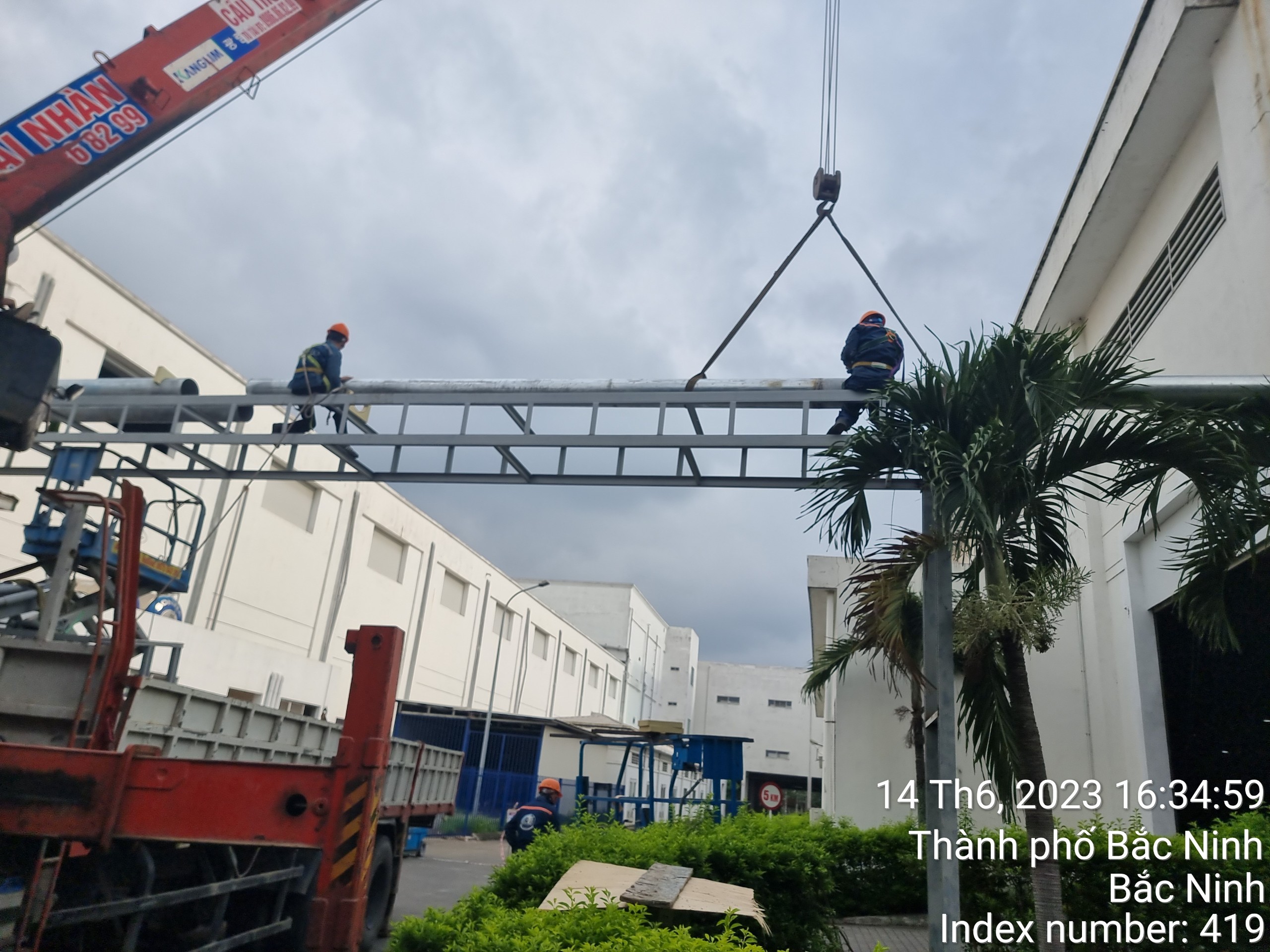 Thi công lắp đặt cụm đồng hồ đo áp suất, cảm biến nhiệt độ và van cân bằng tự động