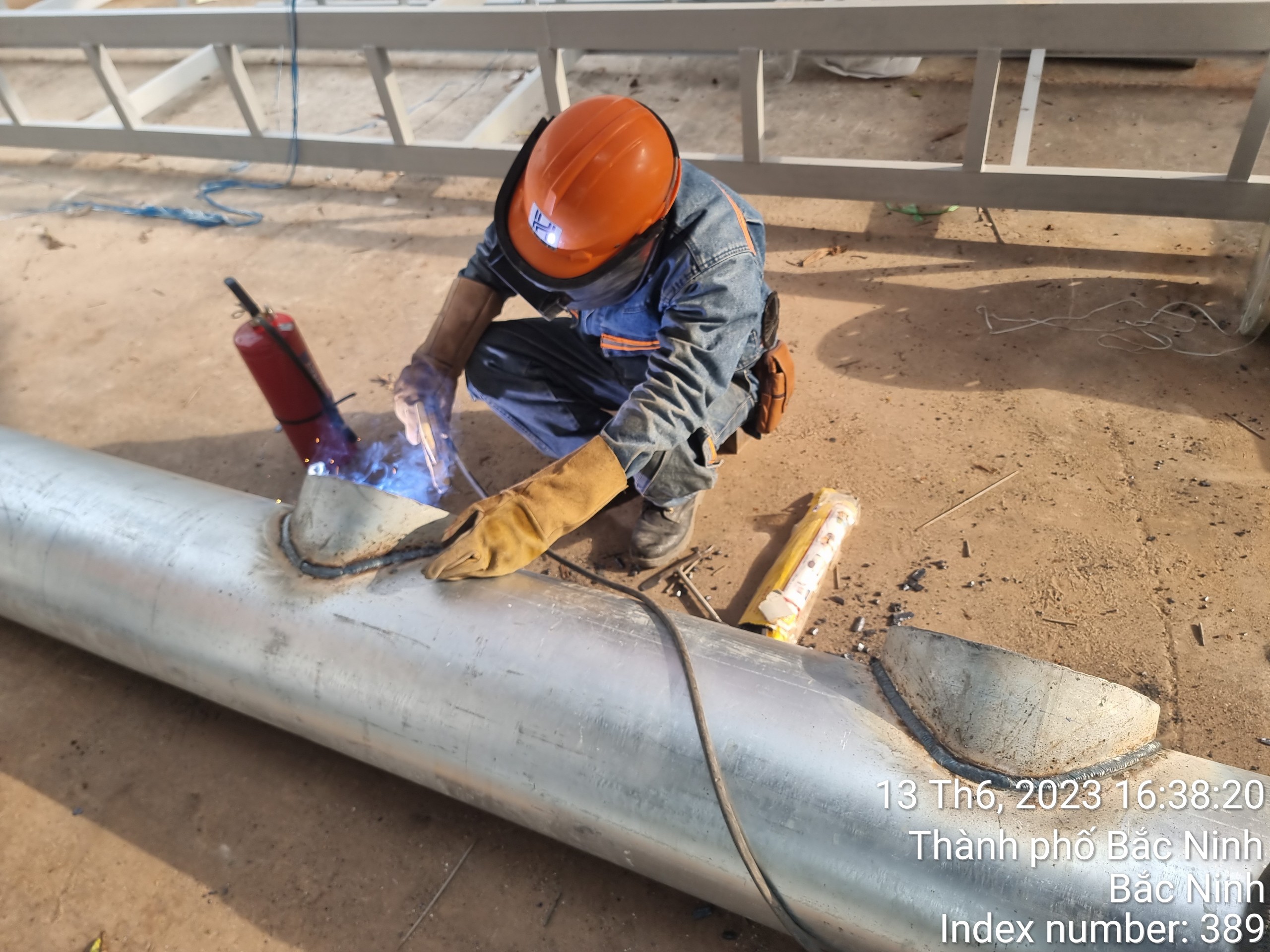 Kiểm tra thử áp lực đường ống nước lạnh Chiller bằng máy bơm thủy lực chuyên dụng