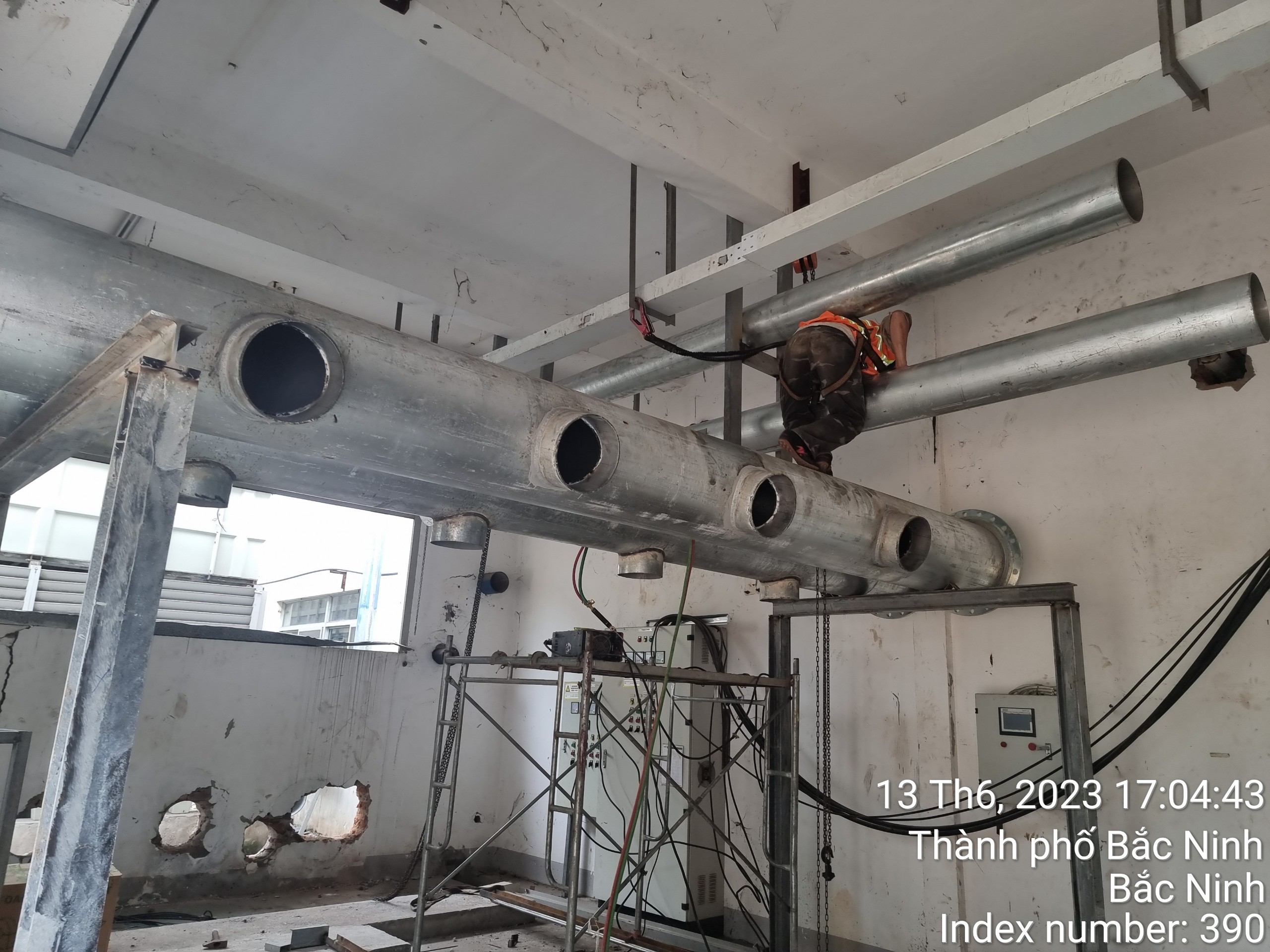 Lắp đặt cụm Y-lọc rác và van khóa đầu vào trạm bơm Chiller trung tâm