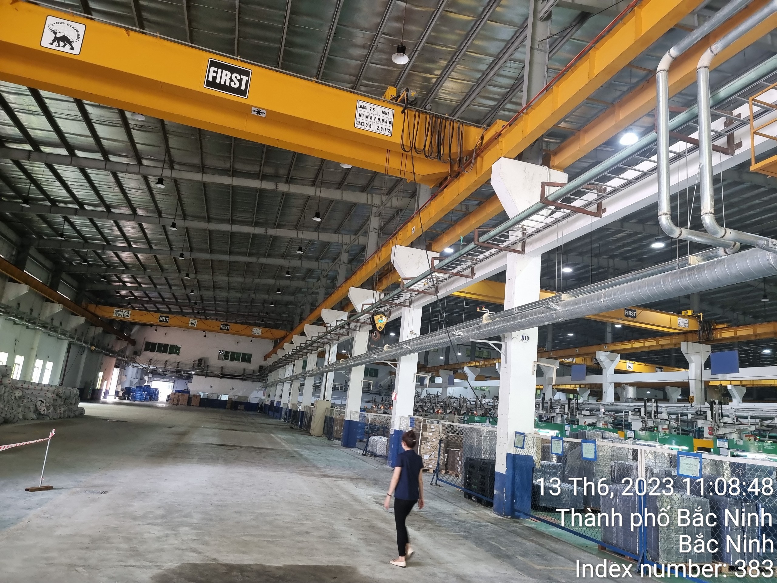 Lắp đặt miệng cấp gió lạnh khuếch tán và ống mềm tiêu âm trần nhà xưởng H4