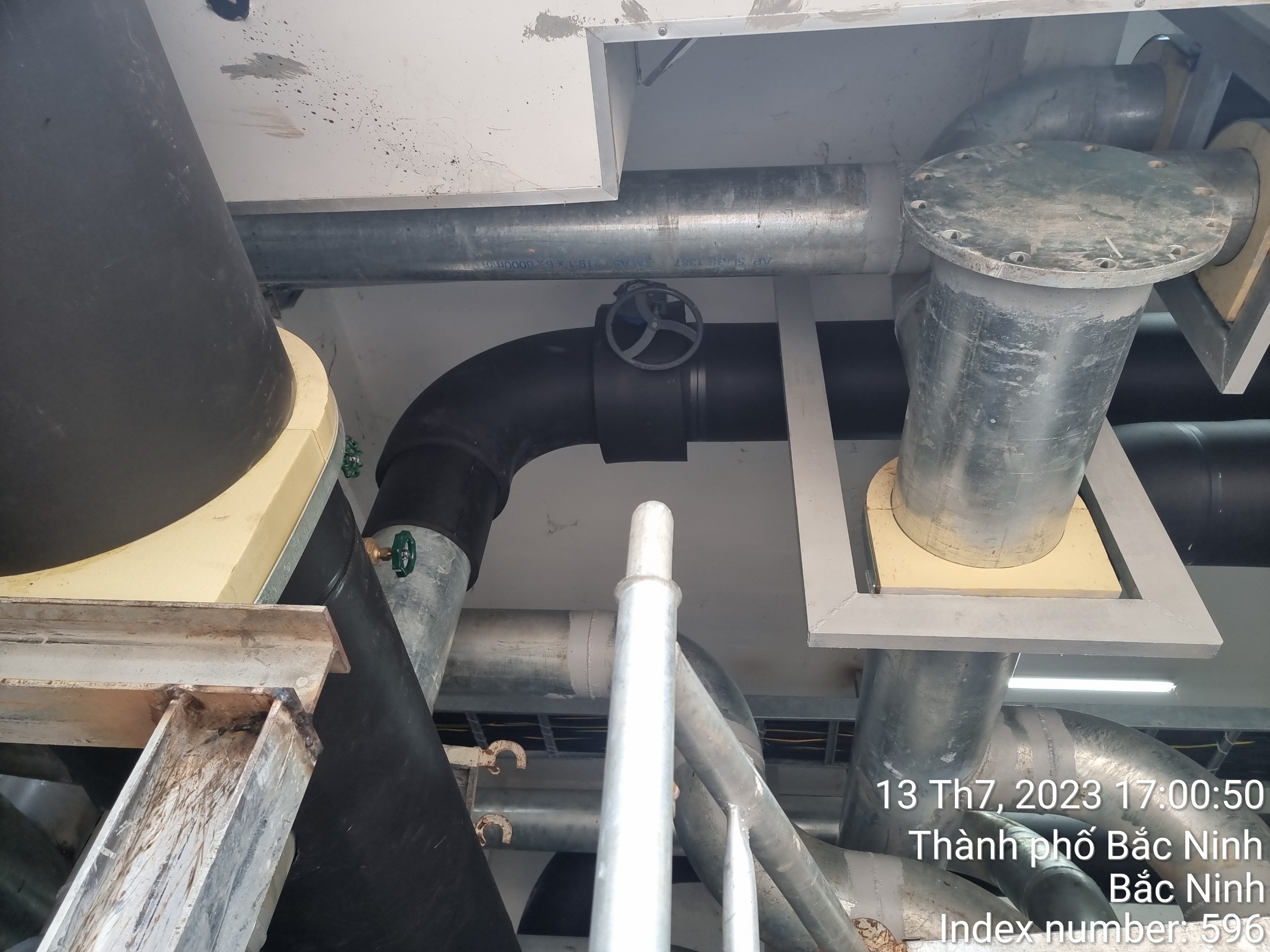 Kỹ sư Trường An Comcons kiểm tra nghiệm thu độ kín khít và đồng tâm của các mối nối mặt bích
