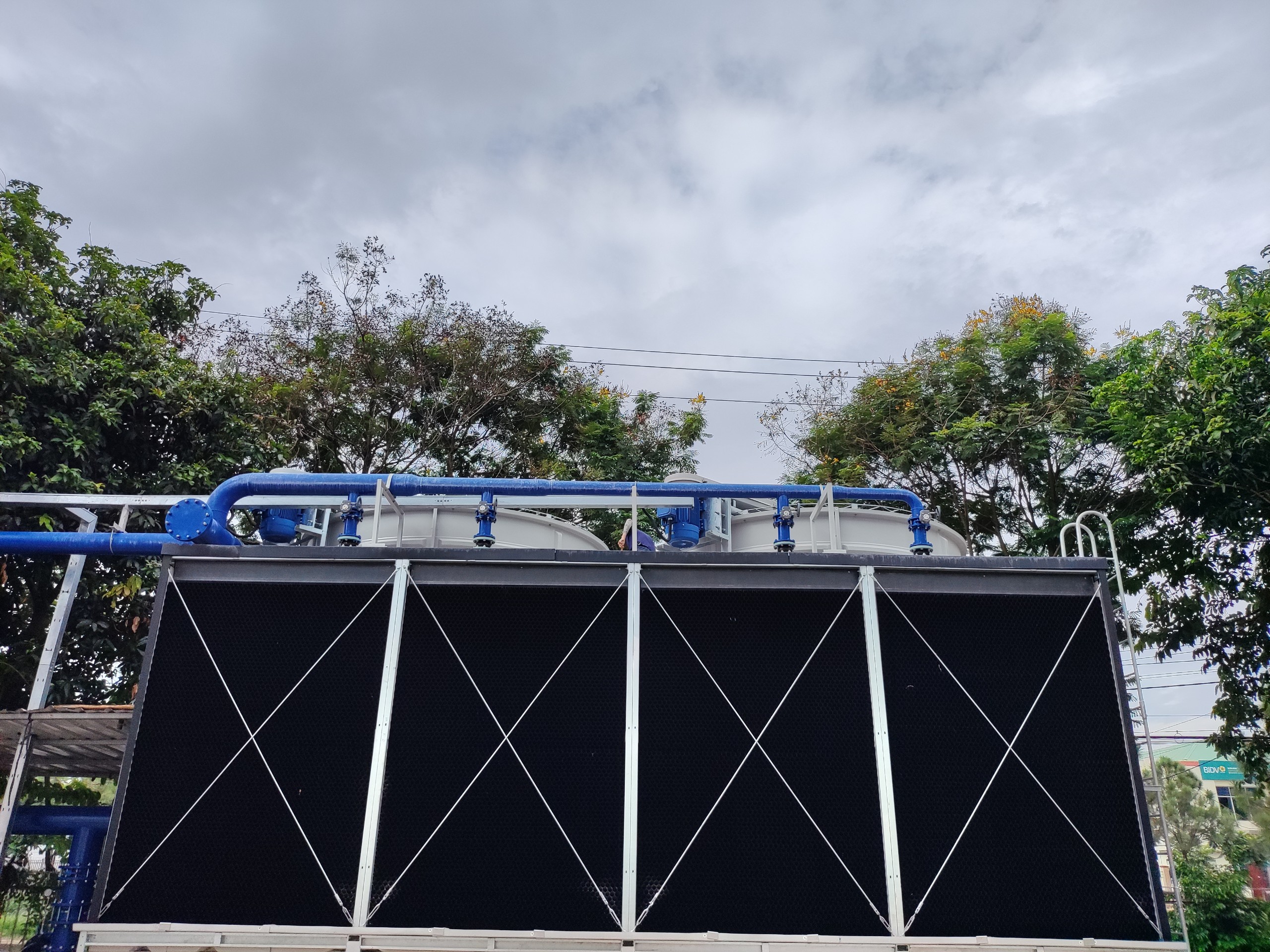Thi công lớp sơn lót chống gỉ và sơn hoàn thiện nhận diện đường ống công nghệ Chiller