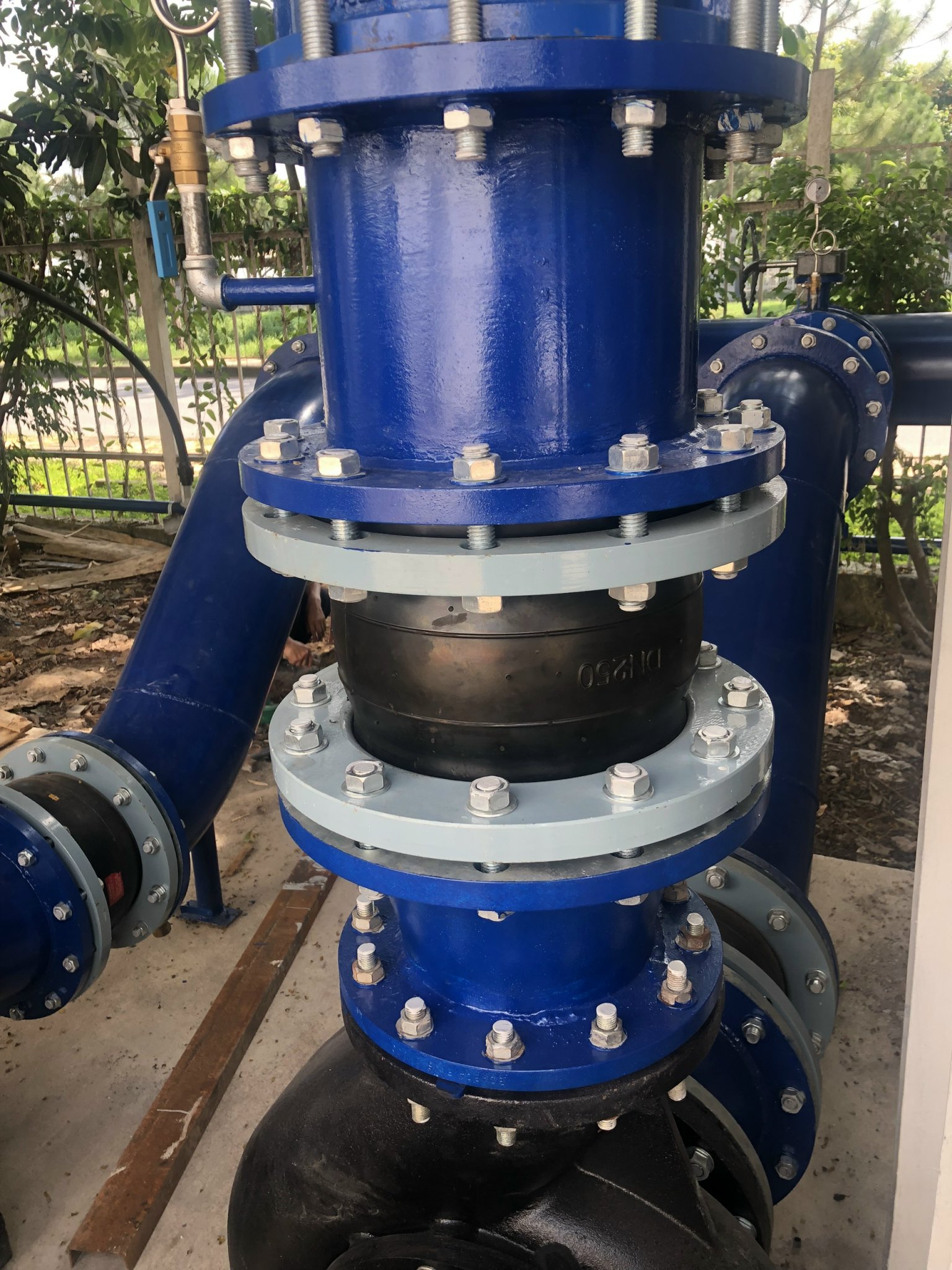 Kiểm tra thông số nhiệt độ nước cấp (7°C) và nước hồi (12°C) hệ thống Chiller
