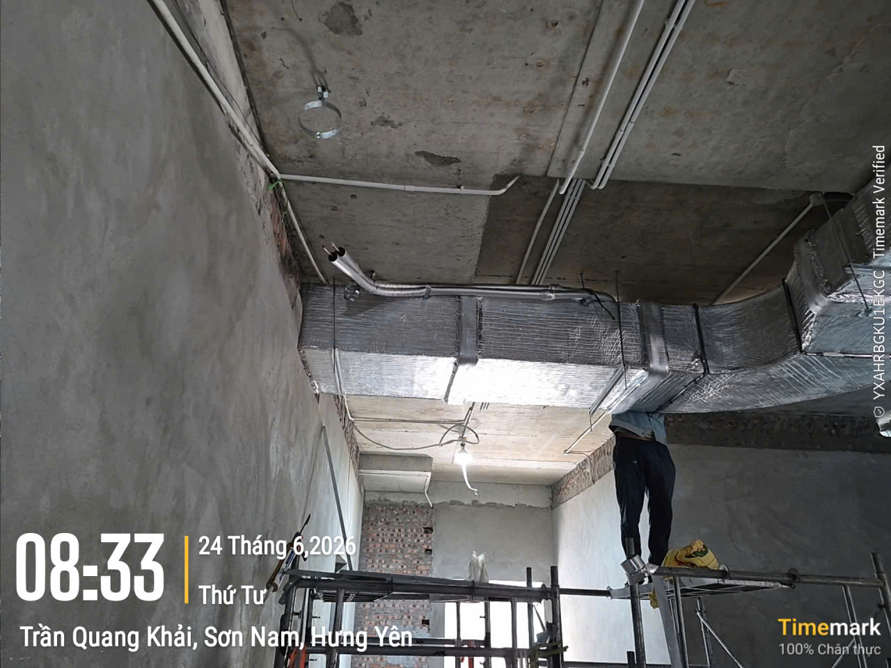 Thi công hệ thống ống gió hút khói và bọc bảo ôn cách nhiệt trục kỹ thuật