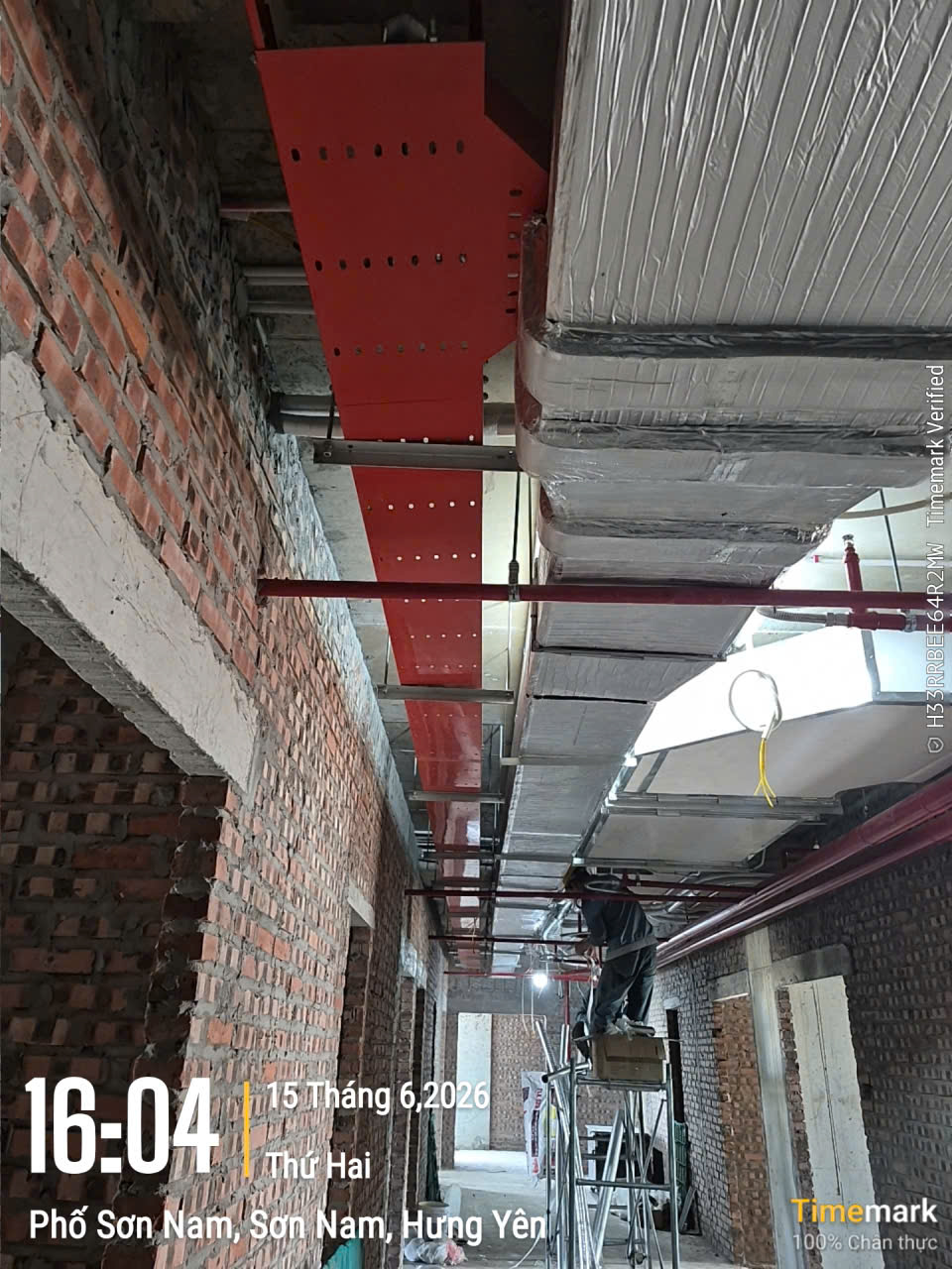 Đội ngũ kỹ sư Trường An Comcons kiểm tra tuyến ống HVAC và ty treo trần
