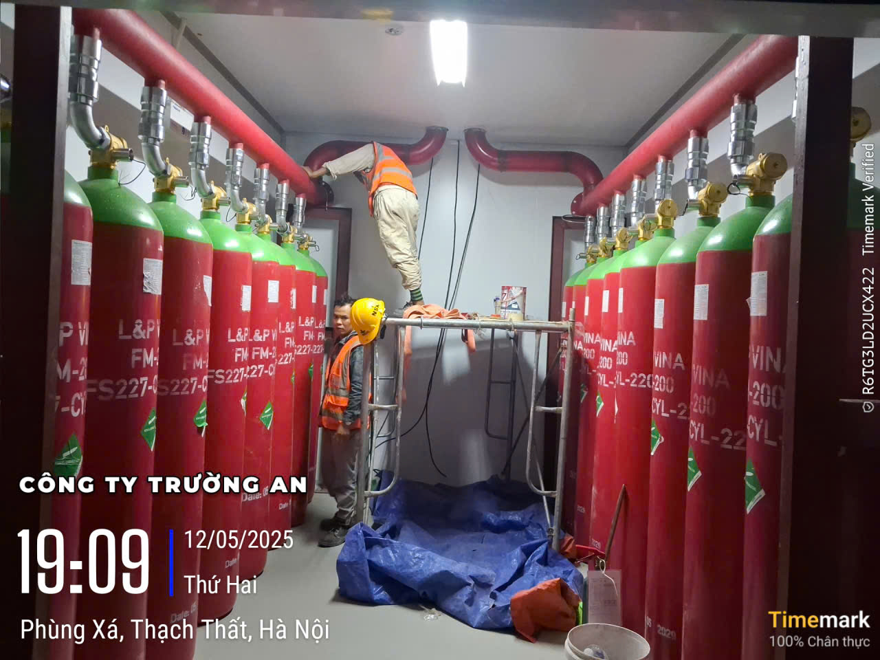 Lắp đặt tủ chữa cháy vách tường và cuộn vòi cứu hỏa tiêu chuẩn