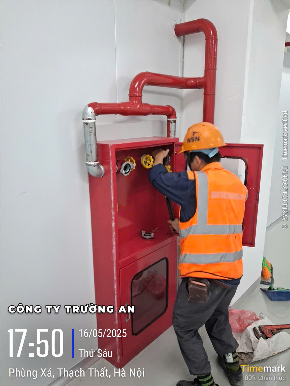 Thi công giá đỡ, quang treo giảm chấn cho hệ thống đường ống tầng xưởng
