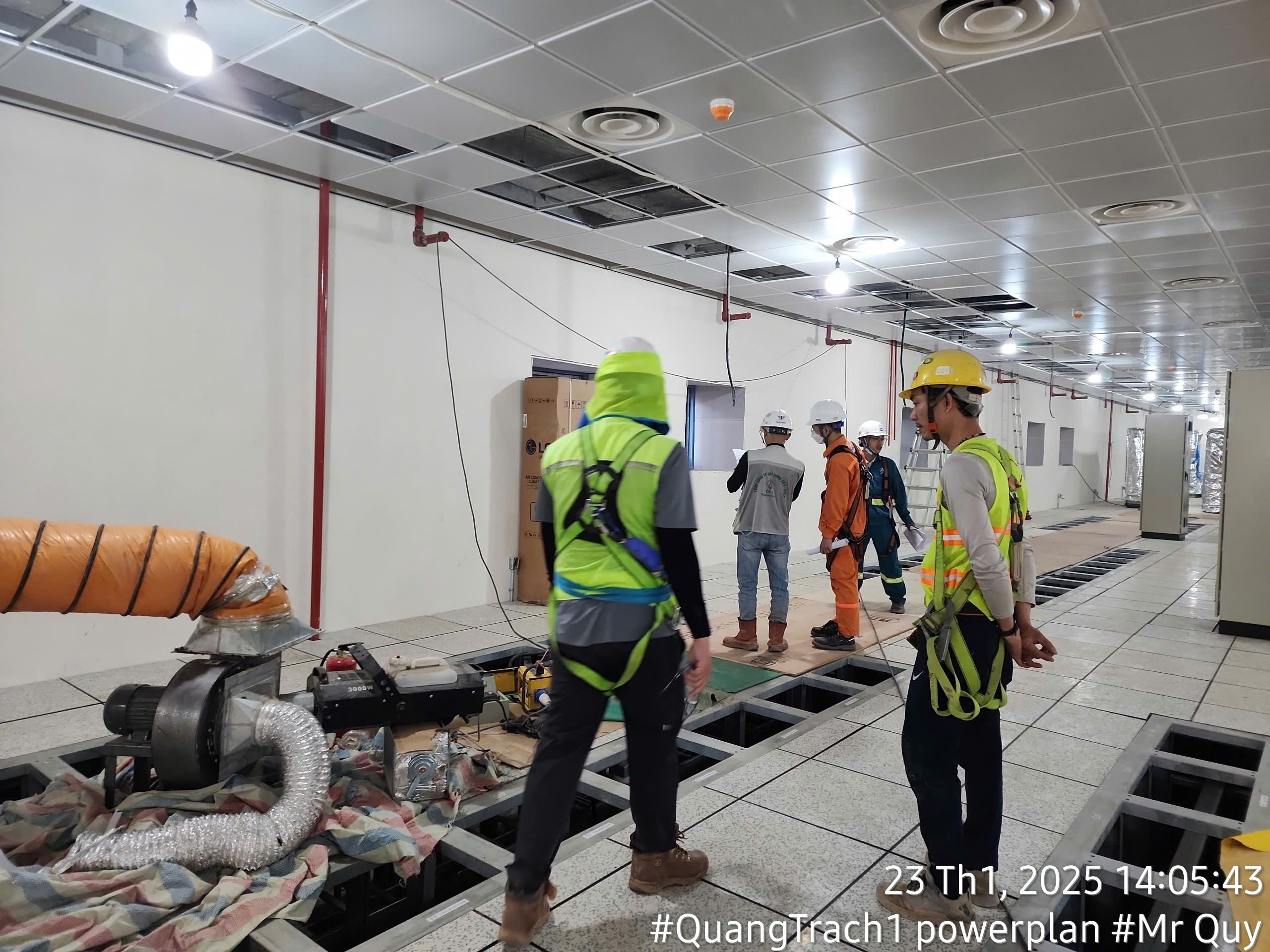 Kỹ sư Trường An Comcons kiểm tra định vị tuyến ống gió trục đứng nhà tuabin