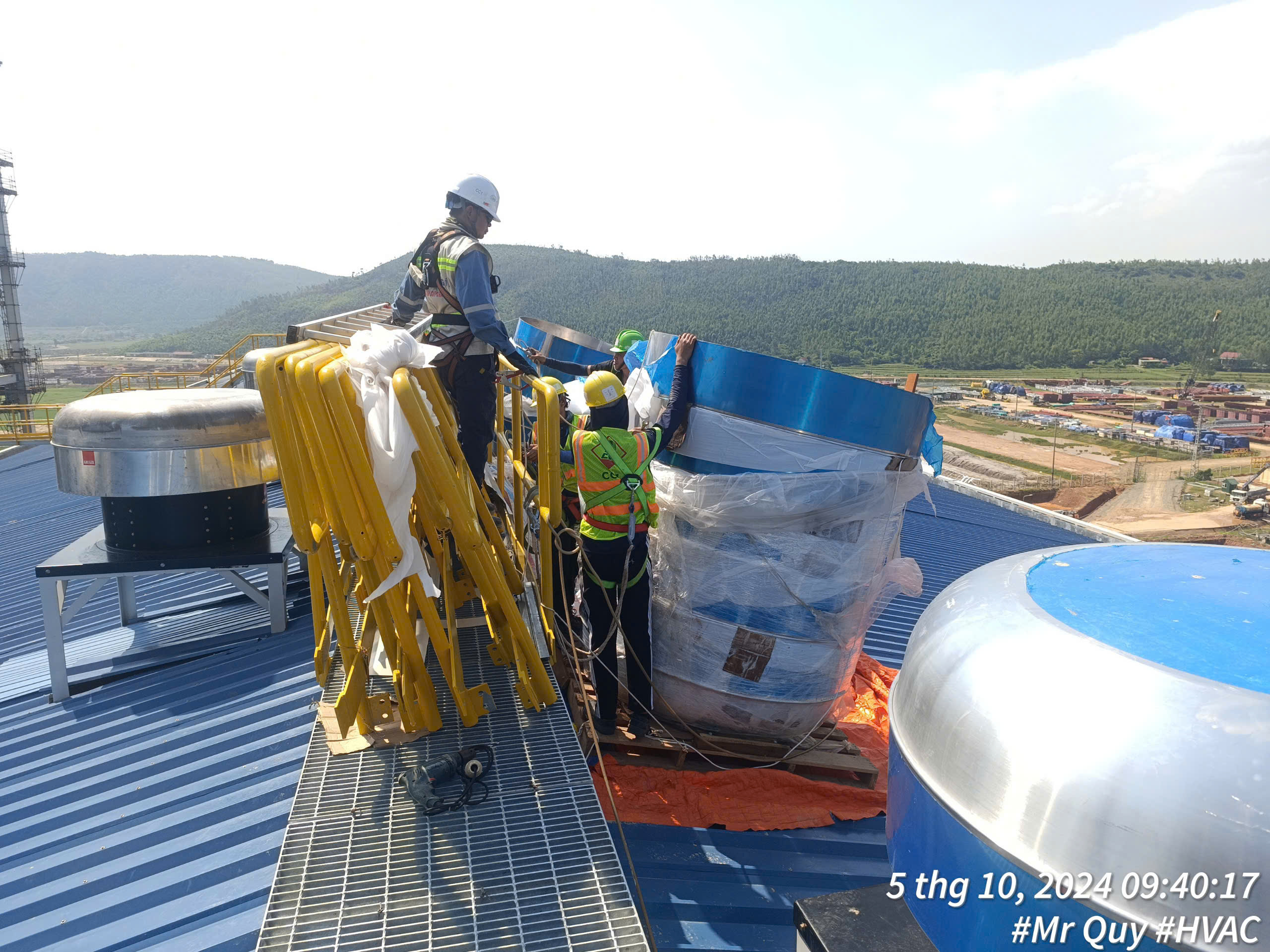 Lắp đặt hệ thống quạt thông gió buồng máy và phòng biến áp trung thế