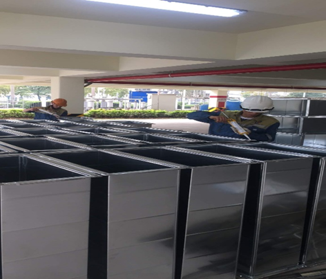 Bắn keo làm kín mối ghép và lắp bích liên kết các đoạn ống gió tôn mạ kẽm